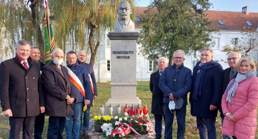 Łowicz. Ludowcy złożyli kwiaty pod pomnikiem Wincentego Witosa