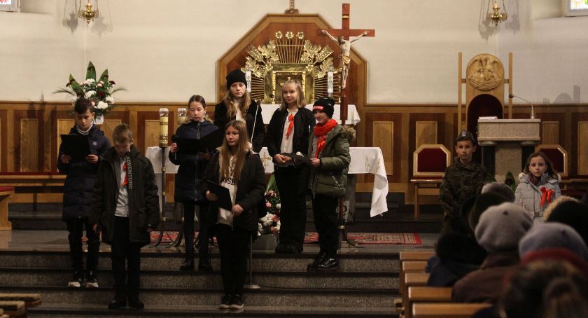 Łowicz. Patriotyczne przedstawienie na Korabce (foto, film)