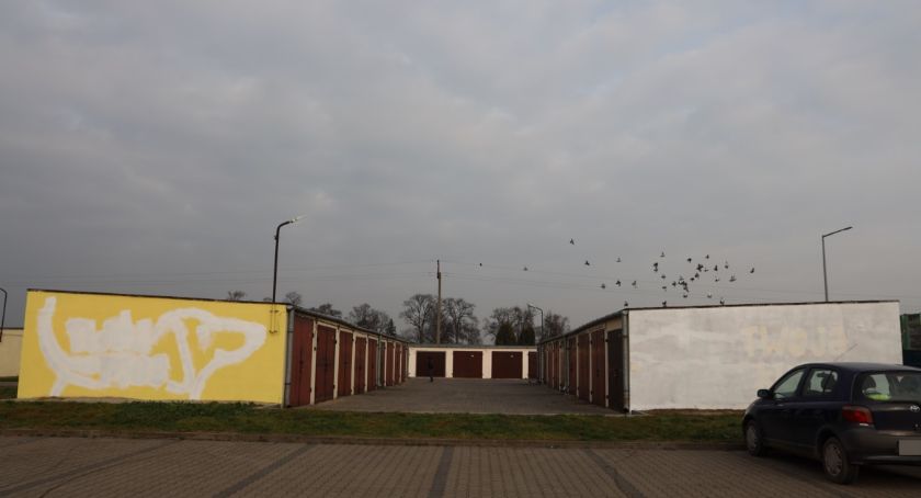 Łowicz. Zniknął mural na garażach przy Intermarche (foto, film)