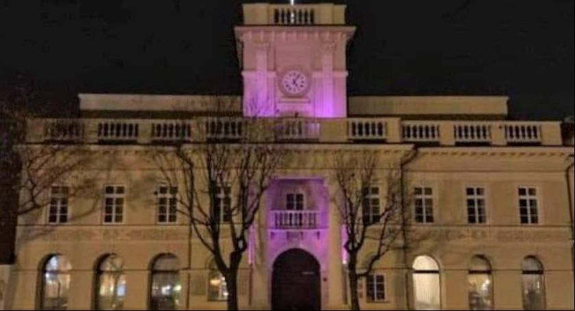 Łowicki ratusz podświetlił się na fioletowo