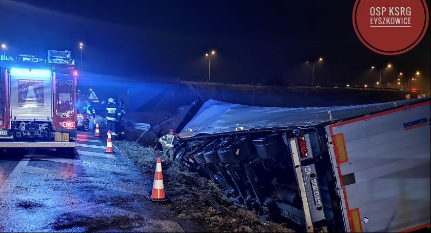 Samochód ciężarowy przebił bariery energochłonne i przewrócił się na bok
