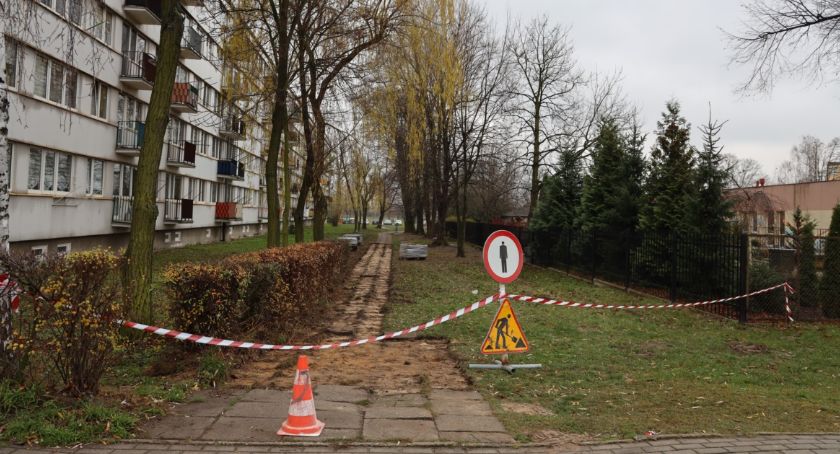 Łowicz. Naprawa chodnika na os. Starzyńskiego (foto)