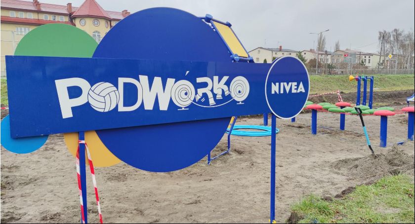  Łowicka Spółdzielnia Mieszkaniowa. „Pnie się do góry” Podwórko Nivea (foto)
