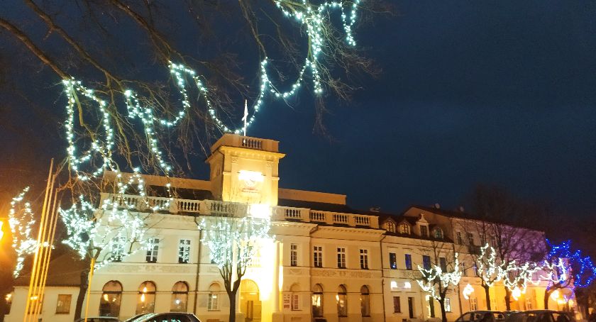 W Łowiczu rozbłysły już dekoracje świąteczne (foto, film)