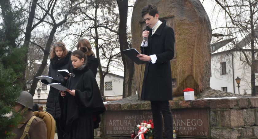 Łowicz. Uroczystości patriotyczne pod pomnikiem Zawiszy Czarnego (foto, film)