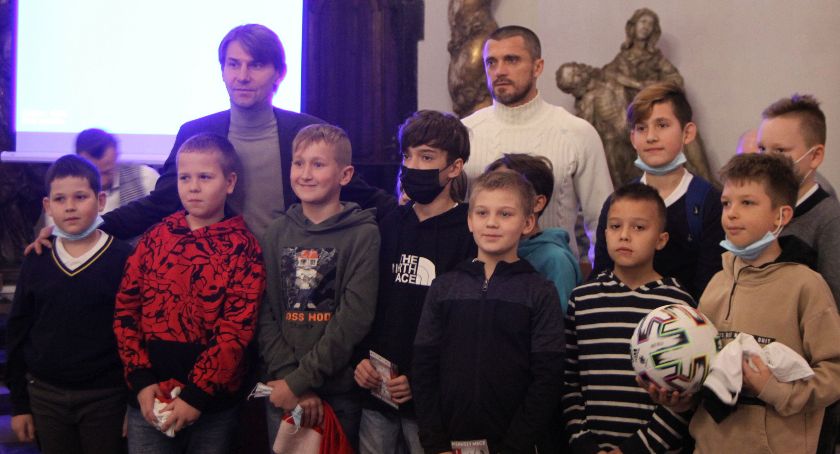 Wernisaż wystawy „Pierwszy mecz” w Łowiczu. Wśród gości Ebi Smolarek, Marcin Zając i Stefan Szczepłek