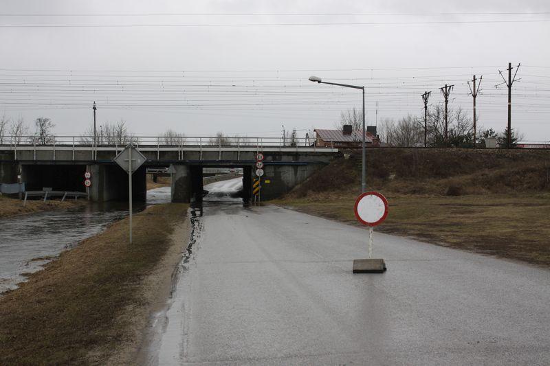 Arkadyjska nieprzejezdna pod wiaduktem