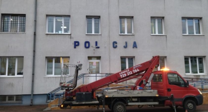 Kosmetyczna zmiana na budynku komendy policji w Łowiczu