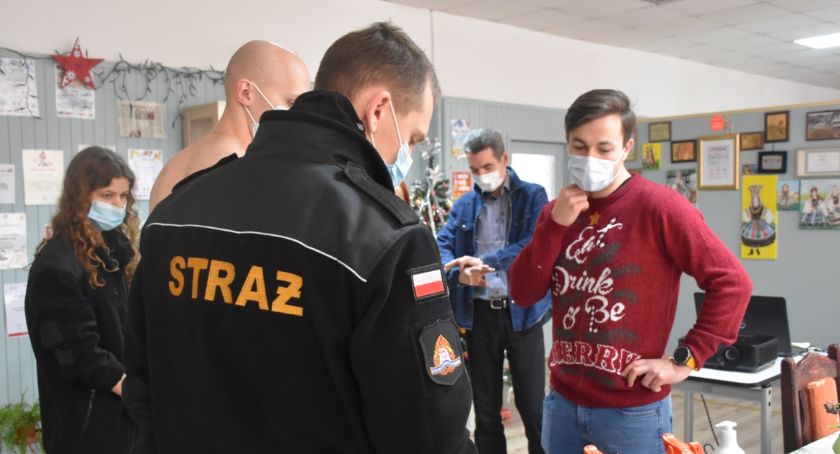 Łowicz. Strażacy pokazali jak używać defibrylatora AED (foto, film)