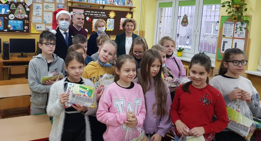 Włodarz Łowicza świętym Mikołajem w Szkole Podstawowej nr 2 (foto, film)