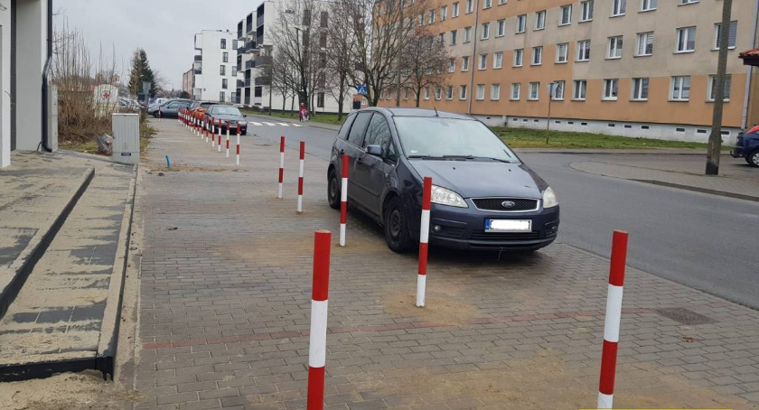 Nowo postawione słupki kością niezgody na łowickich Bratkowicach (foto)