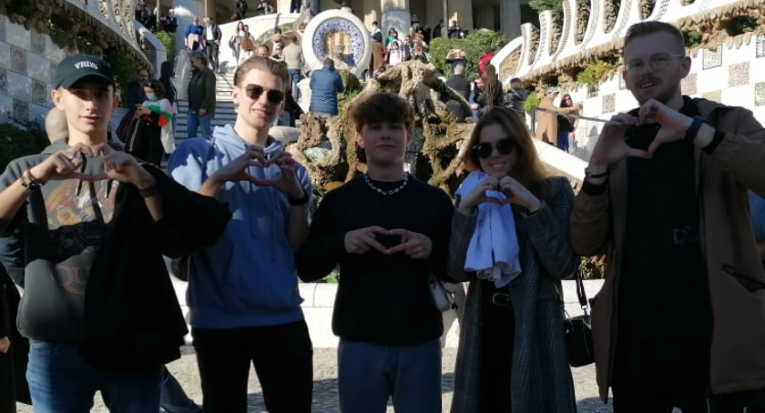 Uczniowie II LO pozdrawiają z Barcelony i z La Senia (foto)