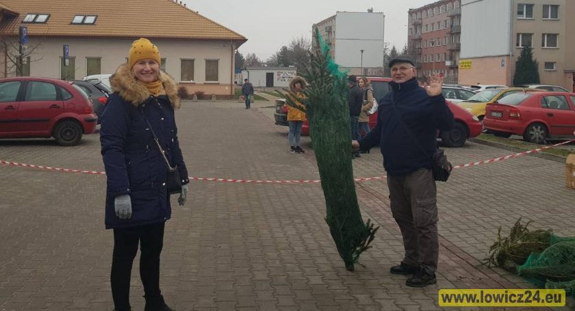 Trwa akcja Eko-choinka pod łowickim Starostwem (foto, film)