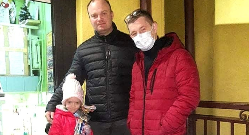 Radny Lech Aniszewski obdarował dzieci z Wiosenki upominkami