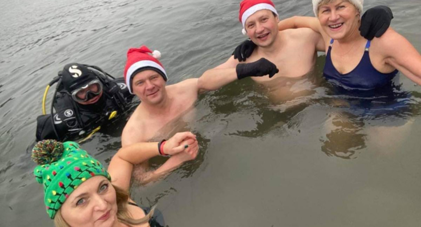  OSP RW w Łowiczu. Najpierw uwolnili karpia a później morsowali (foto, film)