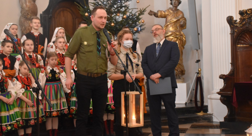 Betlejemskie Światełko Pokoju przekazane władzom Łowicza (film)