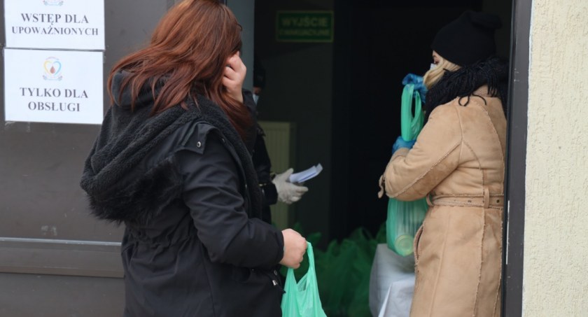 Łowicz. Paczki z jedzeniem dla potrzebujących
