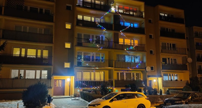 Łowicz. Świąteczna iluminacja na os. Konopnickiej