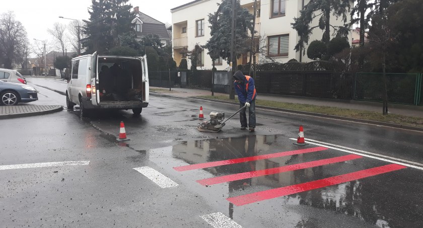 Łowicz. Łatają dziury w drogach