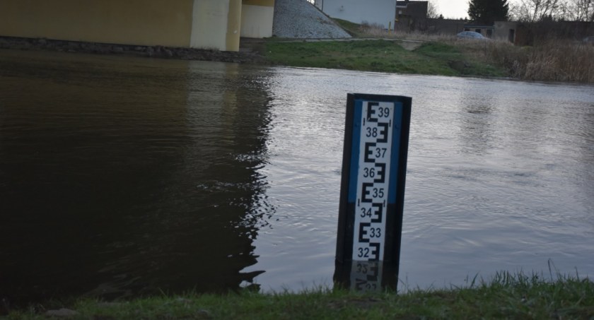 Wciąż wysoki poziom wody w Bzurze (foto)