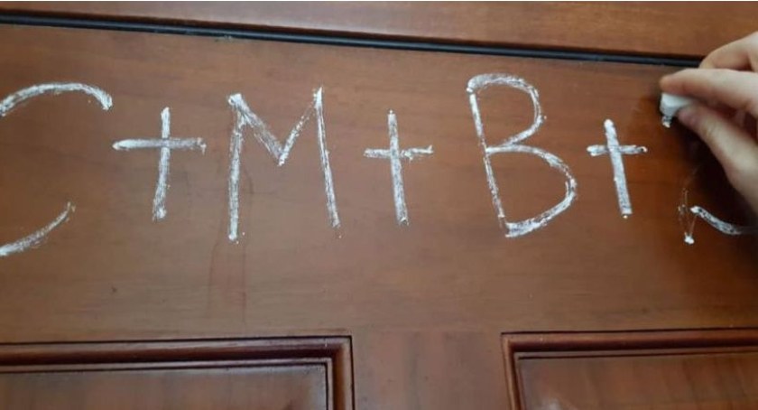 Święto Trzech Króli. K+M+B czy C+M+B, który skrót umieścić na drzwiach?