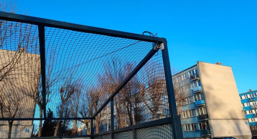 Łowicz. Zniknęła kamera z wiaty śmietnikowej na os. Starzyńskiego