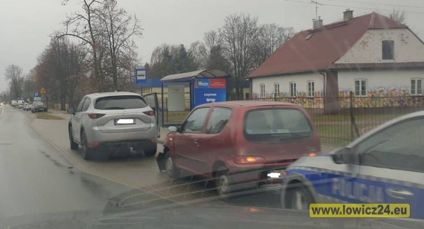 Łowicz. Kolizja na rondzie przy ul. Mickiewicza