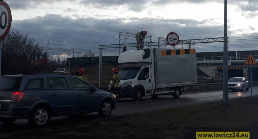 Samochód dostawczy utknął pod bramownicą na ul. Arkadyjskiej (foto, film)