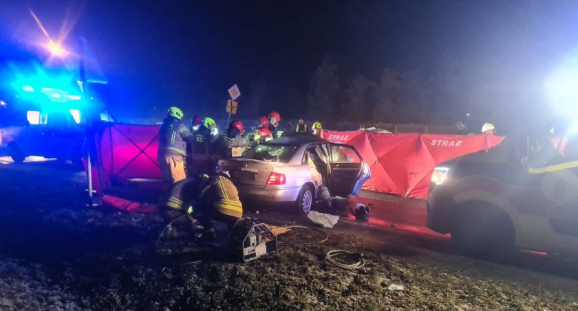 Tragiczny wypadek w Bratoszewicach! Śmierć poniosła jedna osoba! Ratownicy wciąż walczą o życie drugiej! (foto)