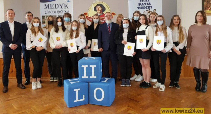 Starosta przyznał w II LO stypendia dla zdolnej młodzieży (foto, film)