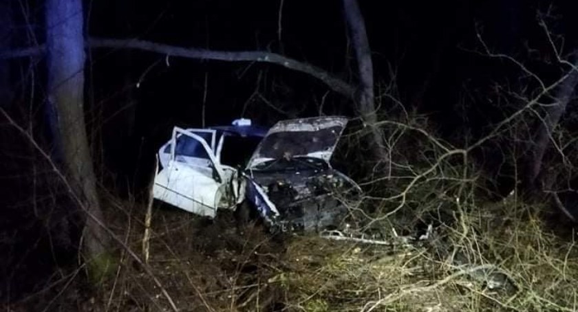 Był kompletnie pijany! Jego auto wylądowało w lesie!