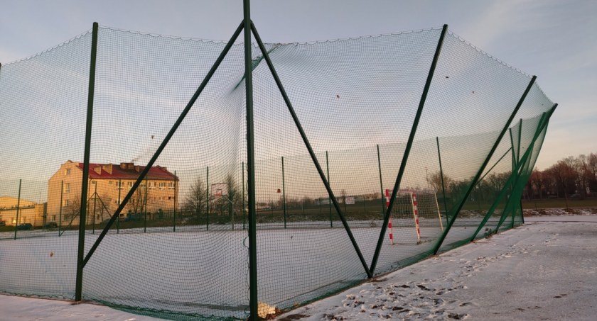 Blich. Wichura uszkodziła boisko