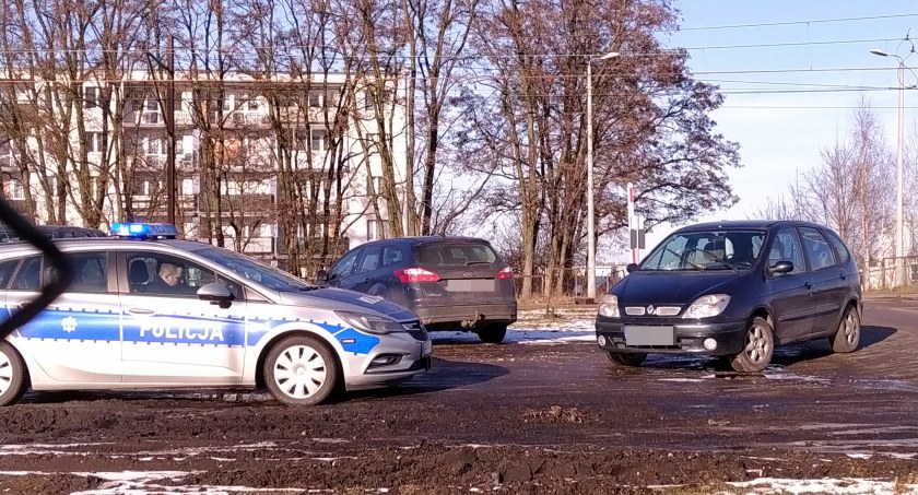Łowicz. Policja interweniowała na przejeździe kolejowym