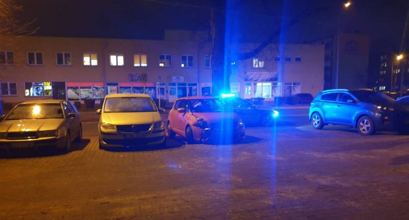 Łowicz. Kierowca nie zastosował się do sygnalizacji świetlnej. Doprowadził do kolizji (foto)