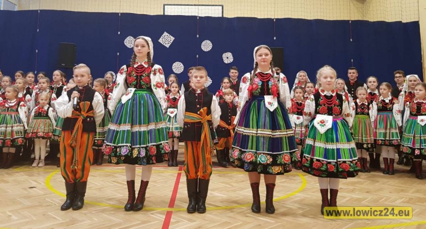 Kocierzew Płd. Łowickie kolędowanie Kocierzewiaków z Koderkami (foto, film)