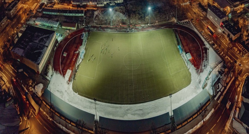 Stadion OSiR w Łowiczu z lotu ptaka. Biegacze zwrócili uwagę na jedną rzecz