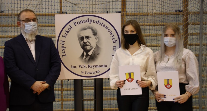 Łowicz. Starosta przyznał stypendia uczennicom ZSP nr 3 (foto,film)