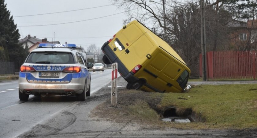 86-letni mieszkaniec Łowicza wjechał do rowu