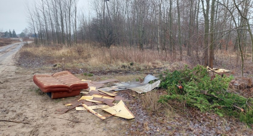 Łowicz. Lasek na Korabce znowu zaśmiecony (foto)