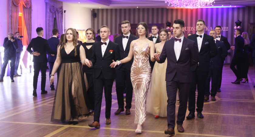 Studniówka 2022 maturzystów ZSP nr 4 w Łowiczu (foto, film)