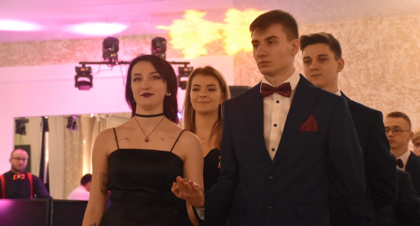 Trwa studniówka maturzystów ze Zduńskiej Dąbrowy (foto,film)