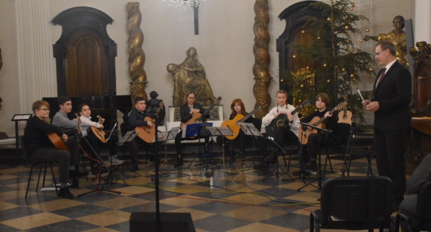 Łowicz. Koncert orkiestry gitarowej w Muzeum (foto,film)