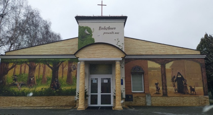 Łowicz. Mural na budynku Przedszkola Diecezjalnego wciąż zachwyca (foto)