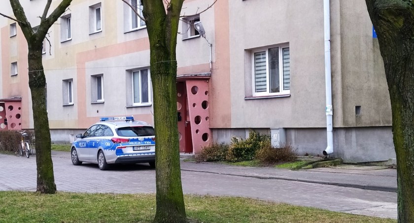 Łowicz. Interwencja służb na os. Kostka. Mężczyzna już nie żył