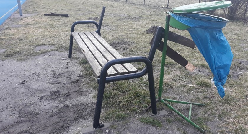 Zniszczone ławki na boisku SP nr 7 w Łowiczu. Sprawcom grozi 5 lat więzienia