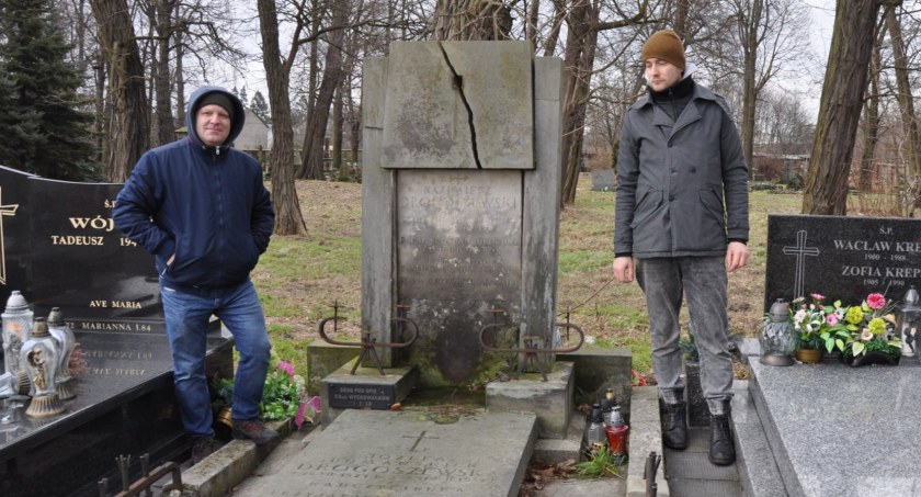 Rozpoczęto pierwszy etap prac przy renowacji zabytkowych grobów na łowickich cmentarzach