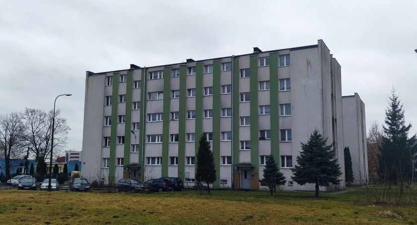 Łowicz. Interwencja służb na ul. Powstańców. Kobieta niestety nie żyła