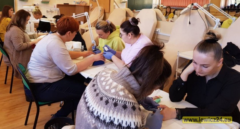 Technik usług kosmetycznych. Projekt edukacyjny w ZSiPOWŁ w Łowiczu (foto)