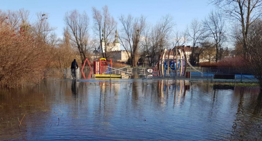 Plac zabaw na łowickich Błoniach zalany (foto, film)