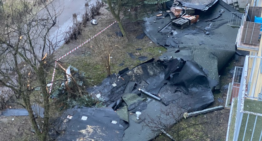 Łowicz. Wiatr zerwał dach bloku na osiedlu Bratkowice (foto, film)